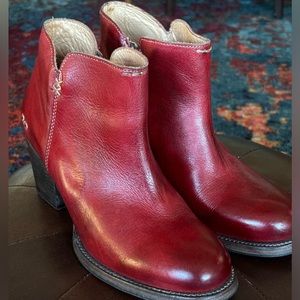 Bedstu Yell booties red size 10